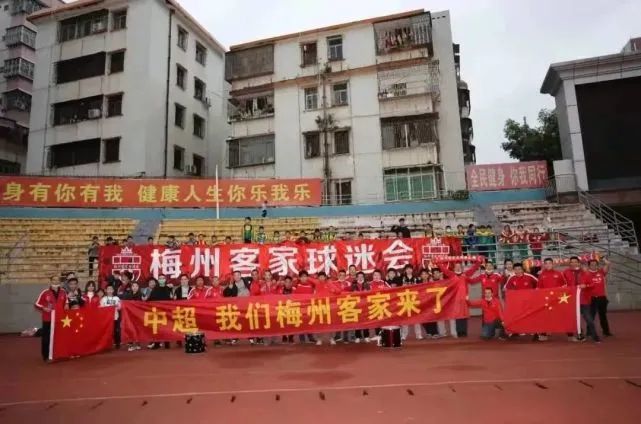 范冰冰深V裙性感现身 获老外献吻玉手嘟嘴卖萌 2013-05-09 日前，某香槟品牌在上海举办高级晚宴席，首位亚洲形象代言人范冰冰盛装出席。